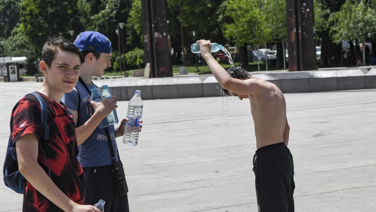Оросяват площади, улици и булеварди в София заради жегите