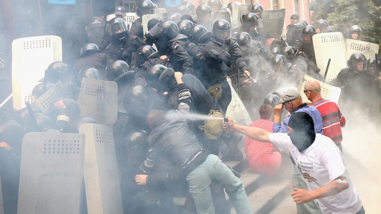 Пенсионирани полицаи се биха с бивши колеги пред парламента в Киев