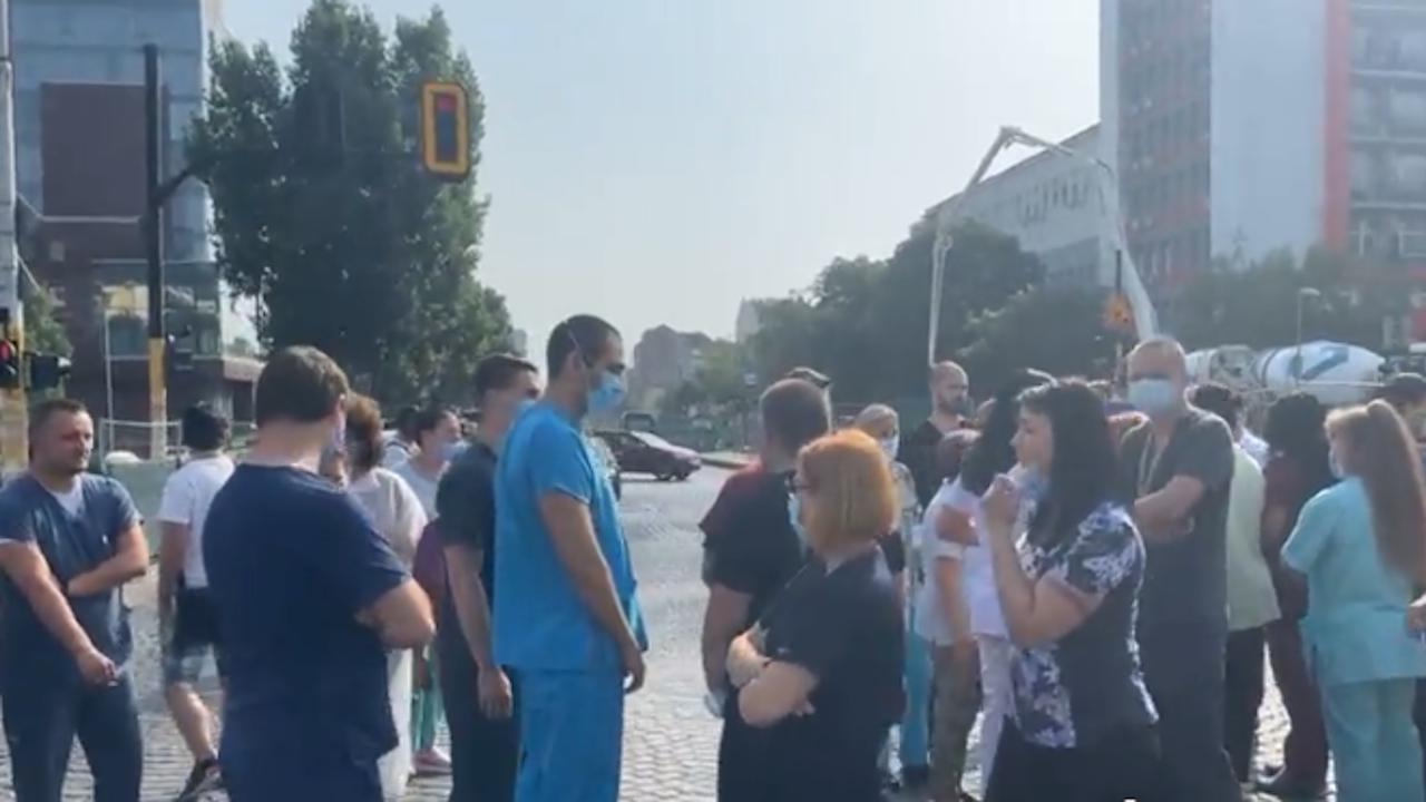 Протест: Медици от "Пирогов" блокираха булеварда пред болницата