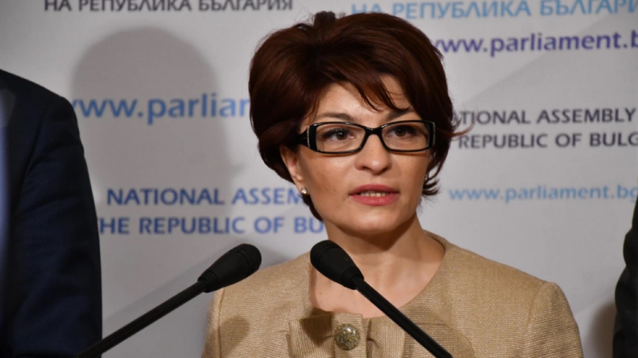 Десислава Атанасова: Служебното МЗ на Радев падна толкова ниско, че разпространява протоколи от проверки