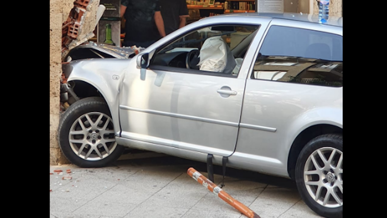 Кола се вряза в магазин в столичния квартал "Редута"