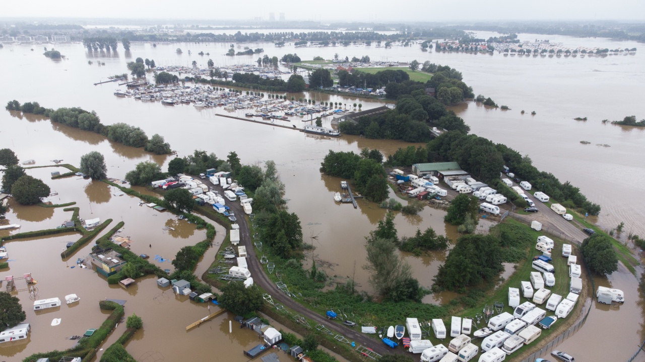 Скъса се предпазна дига в Нидерландия, тече евакуация на населението