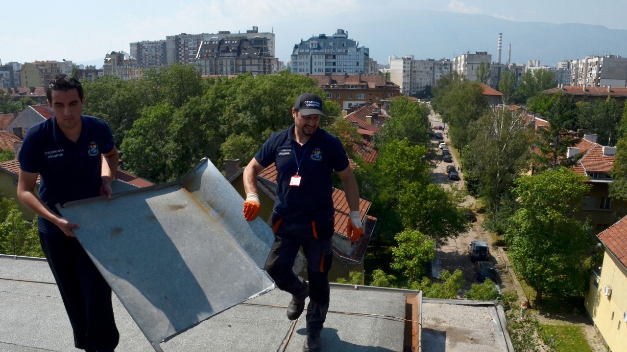 Силният вятър в София откъсна ламарина от оградата на мол и предизвика катастрофа