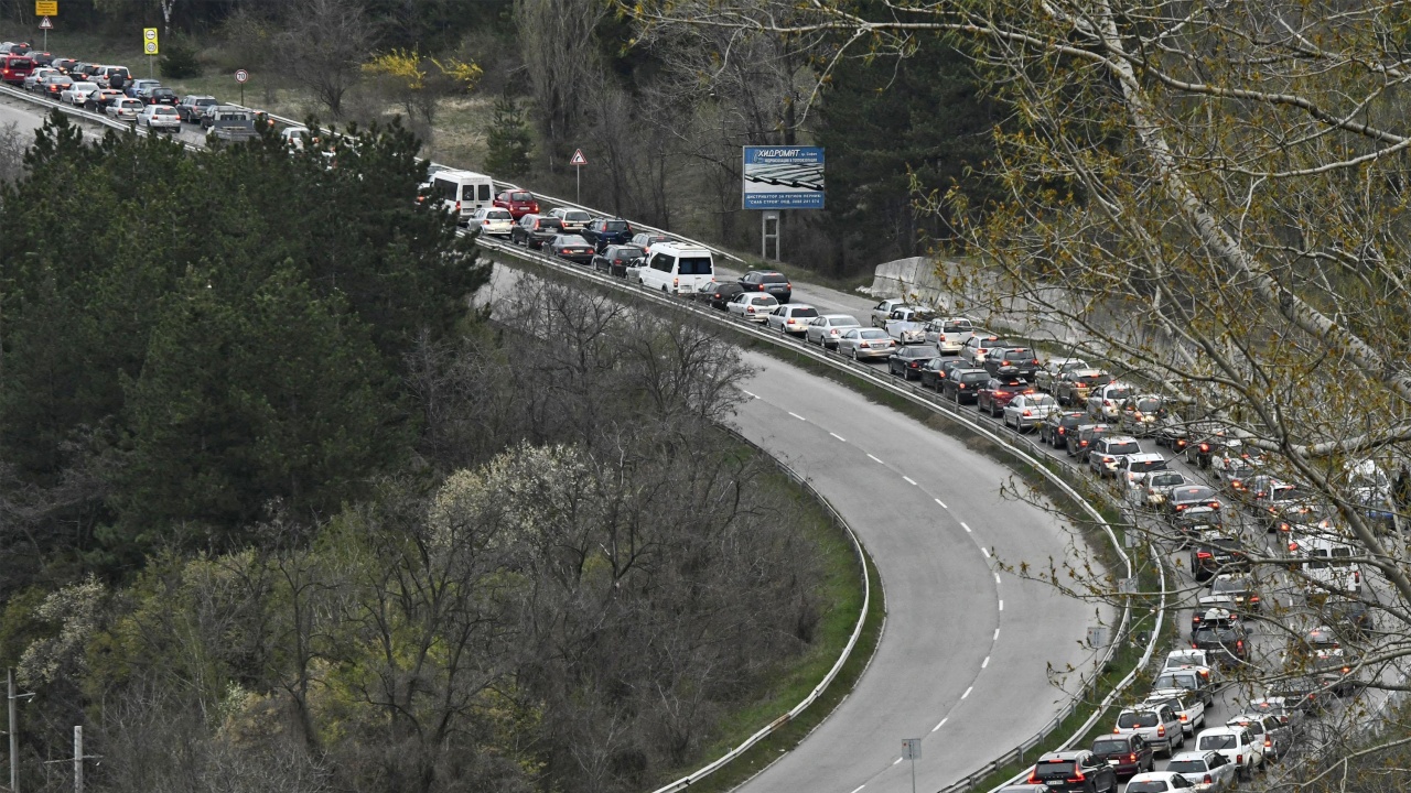 До 22-ри юли движението по път I-6 при входа на Бургас ще е двупосочно в платното за София