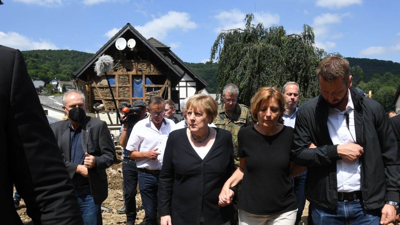 Ангела Меркел: Ситуацията в регионите, засегнати от наводненията, е сюрреалистична и ужасяваща
