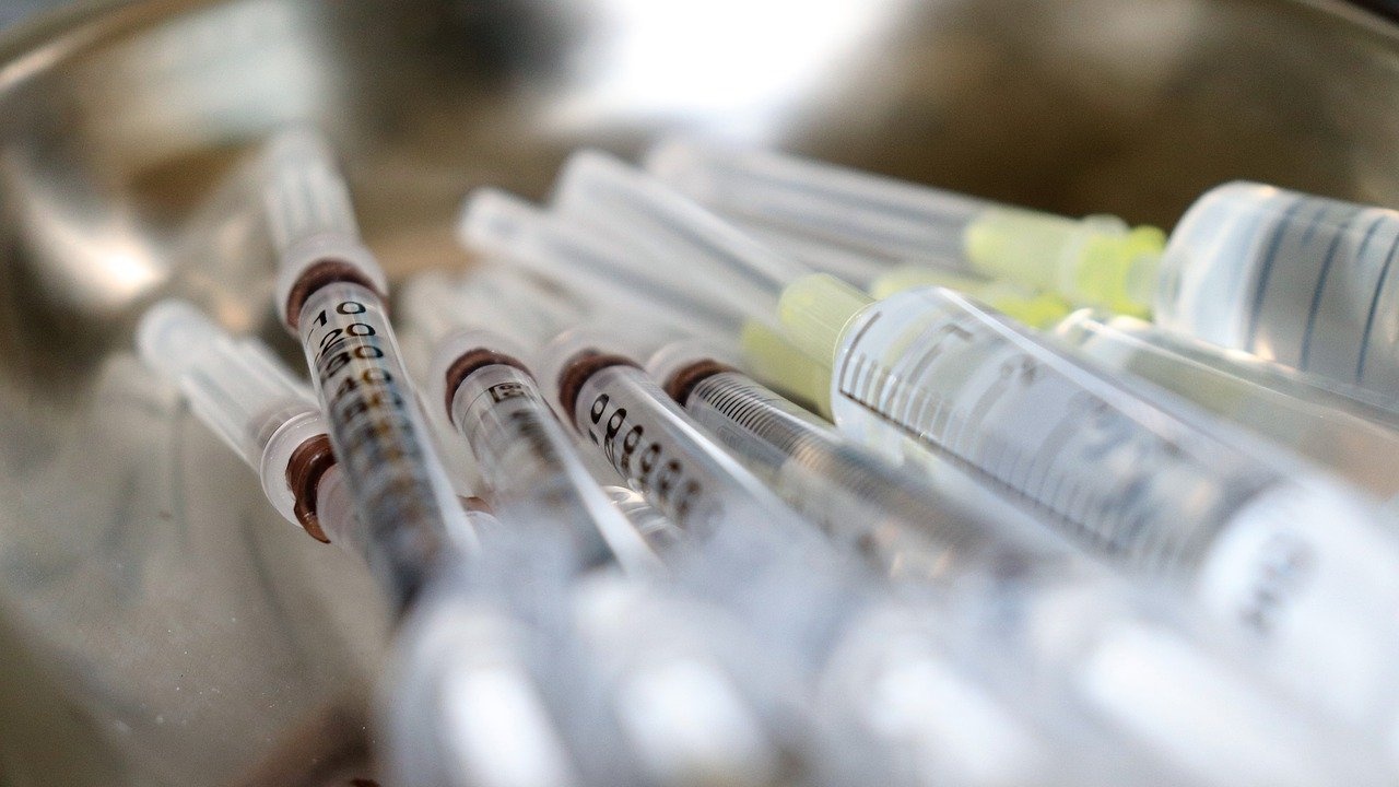 Вандали разгромиха център за ваксинация във френски град