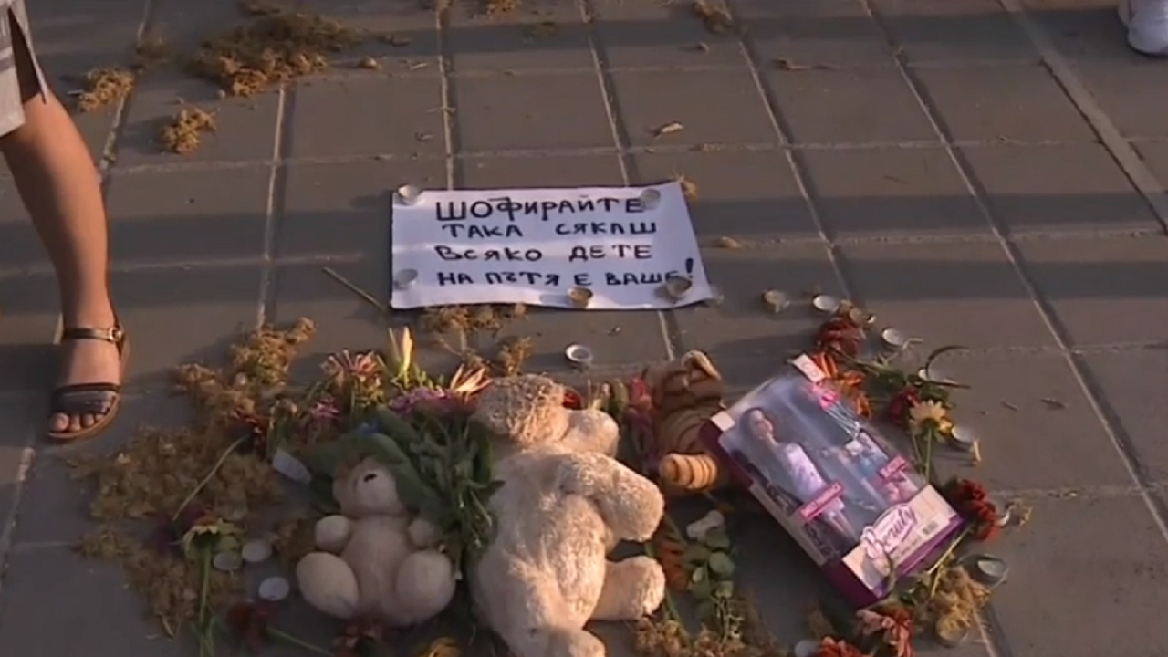 Цветя, свещи и играчки в памет на детето, блъснато в Братаница. Очевидци: Линейката закъсня! 