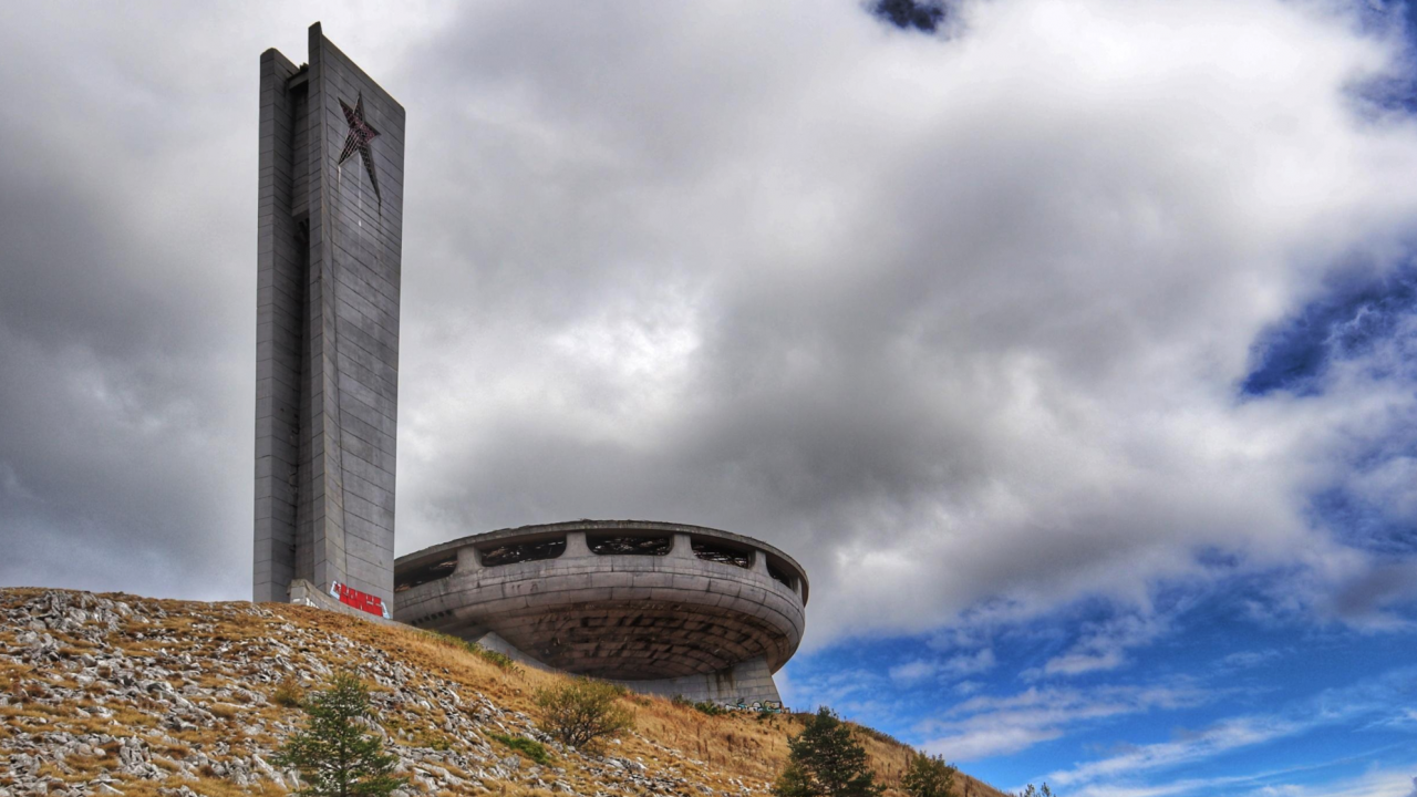 Решението на министъра на културата за статута на паметника на връх "Бузлуджа" тепърва предстои
