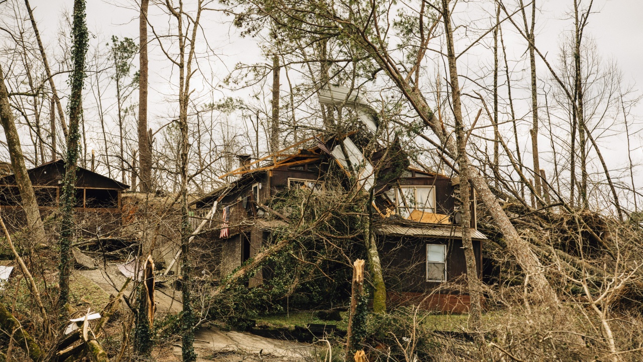 Торнадо отнесе покривите на къщи в Софийско
