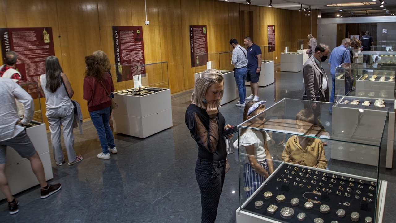 НИМ представя изложба "Скритите символи в старите накити"