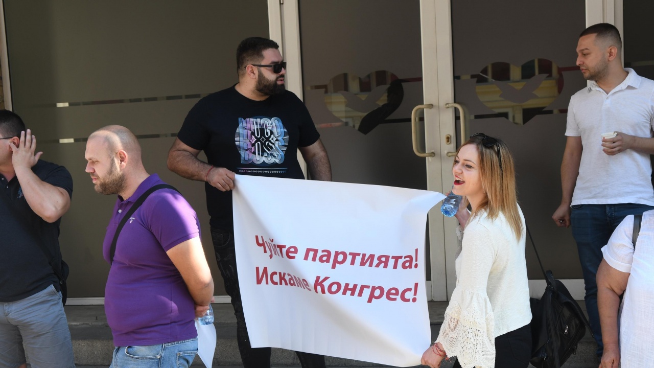 Социалисти поискаха оставката на Корнелия Нинова