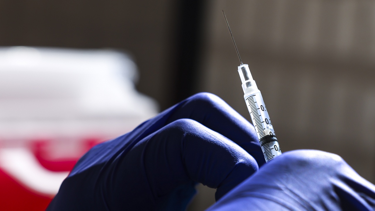 Байдън обмисля дали да въведе задължително ваксиниране за федералните служители 