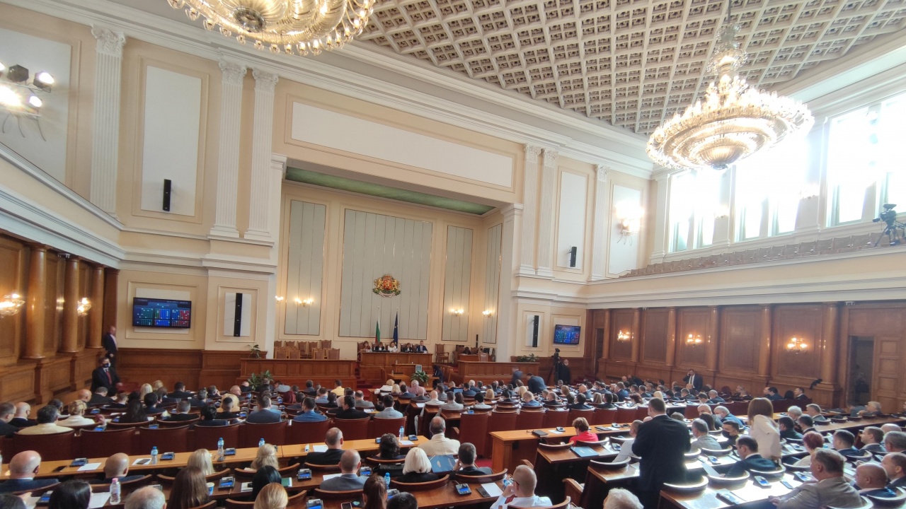 От днес депутатите се регистрират в пленарна зала с биометрия