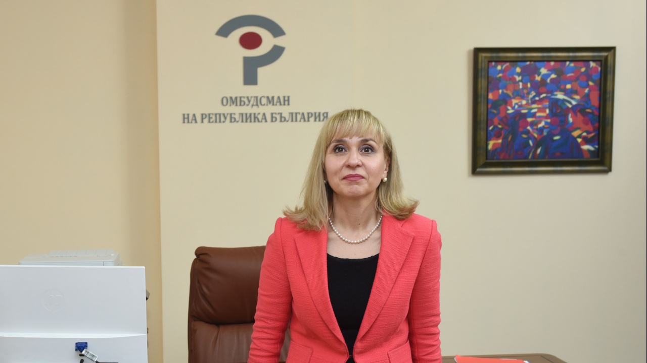 Ковачева: Заповедта за червена зона противопоставя ваксинирани и преболедували