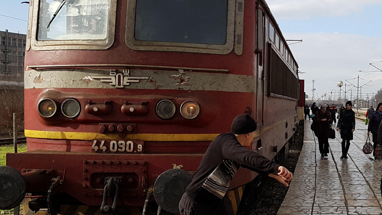 Повреден багер прекъсна движението на влаковете между Самуил и Хитрино