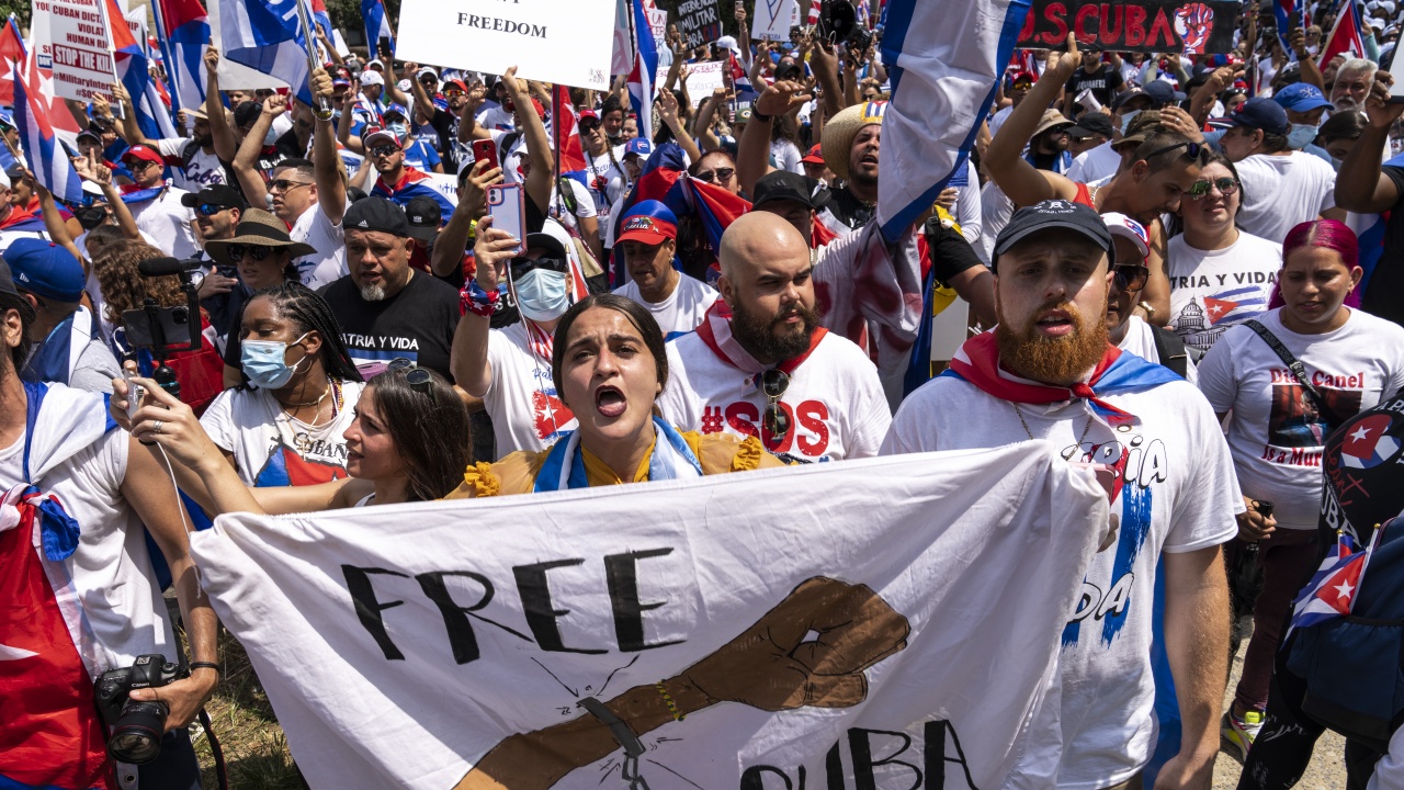 ЕС призова властите в Куба незабавно да освободят всички задържани протестиращи