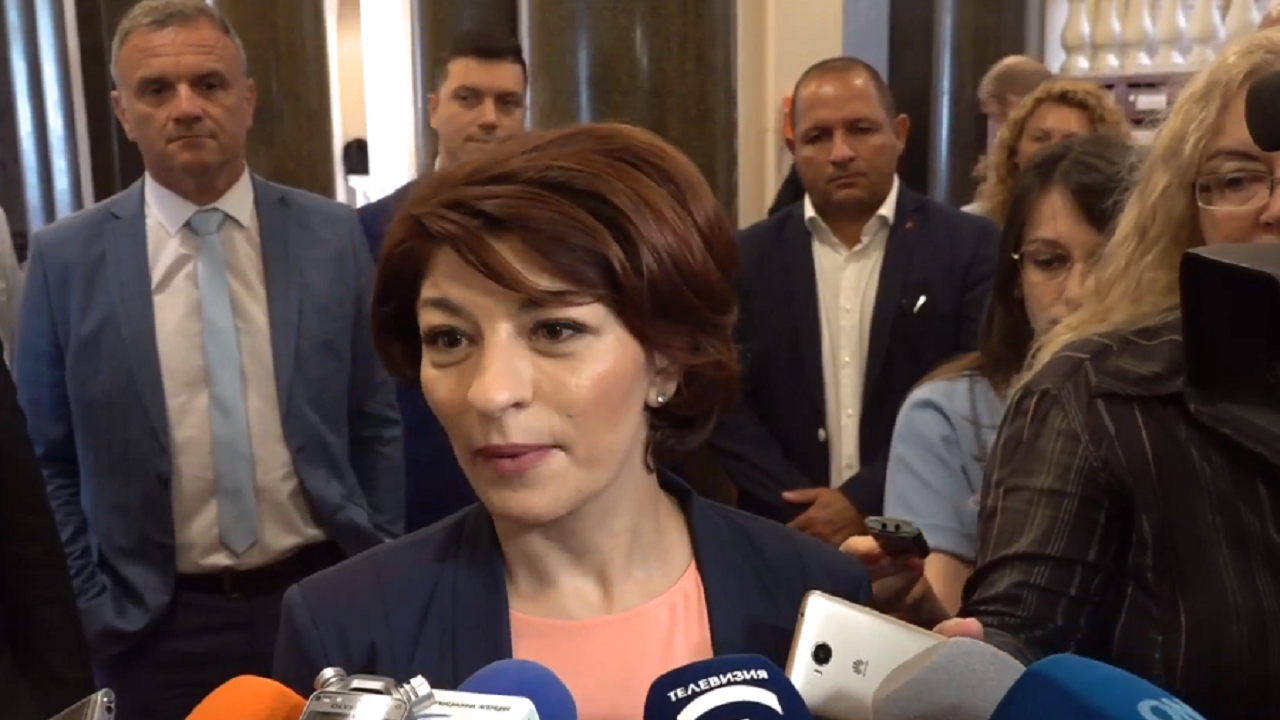 Атанасова: Надяваме се, че ще успеят да си разделят порциите в държавата и министерските кресла