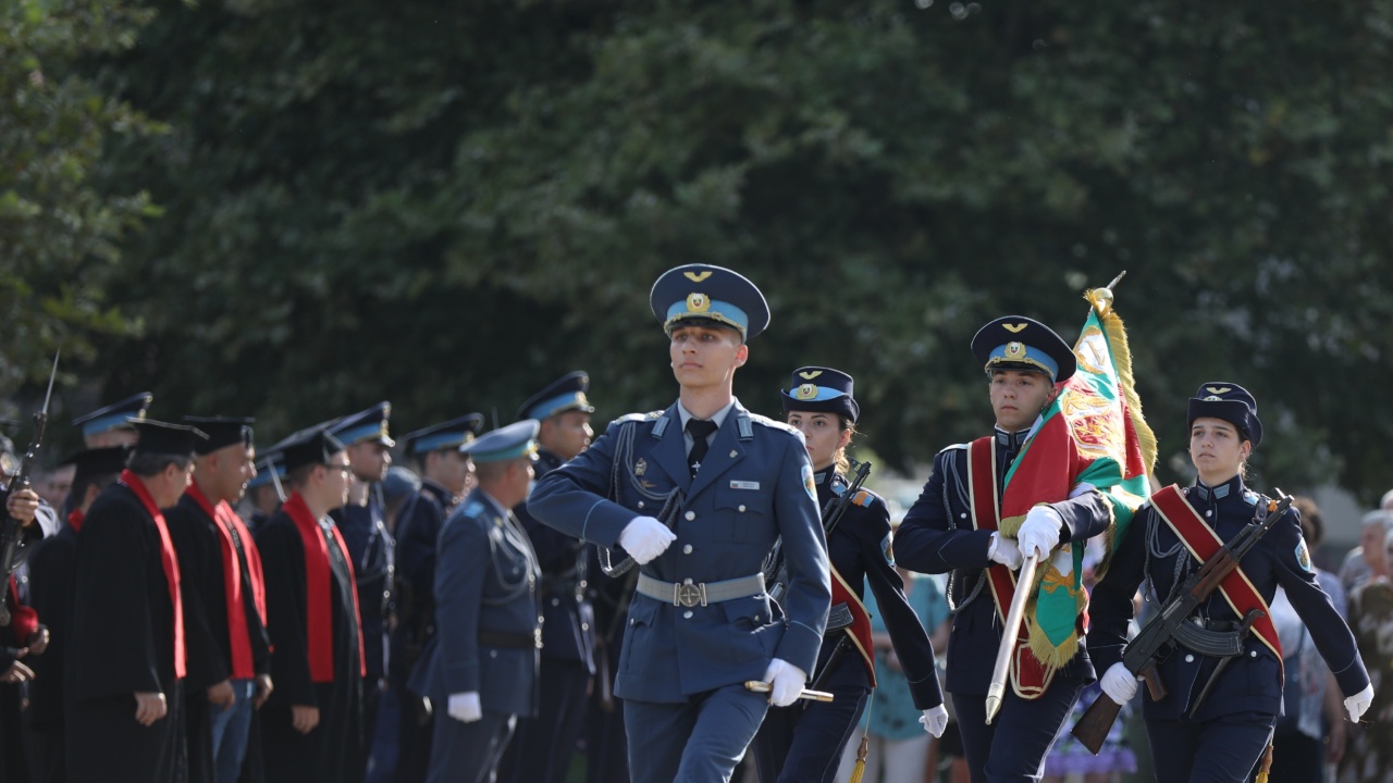 Първи офицерски пагони получиха випускниците на ВВВУ „Георги Бенковски“