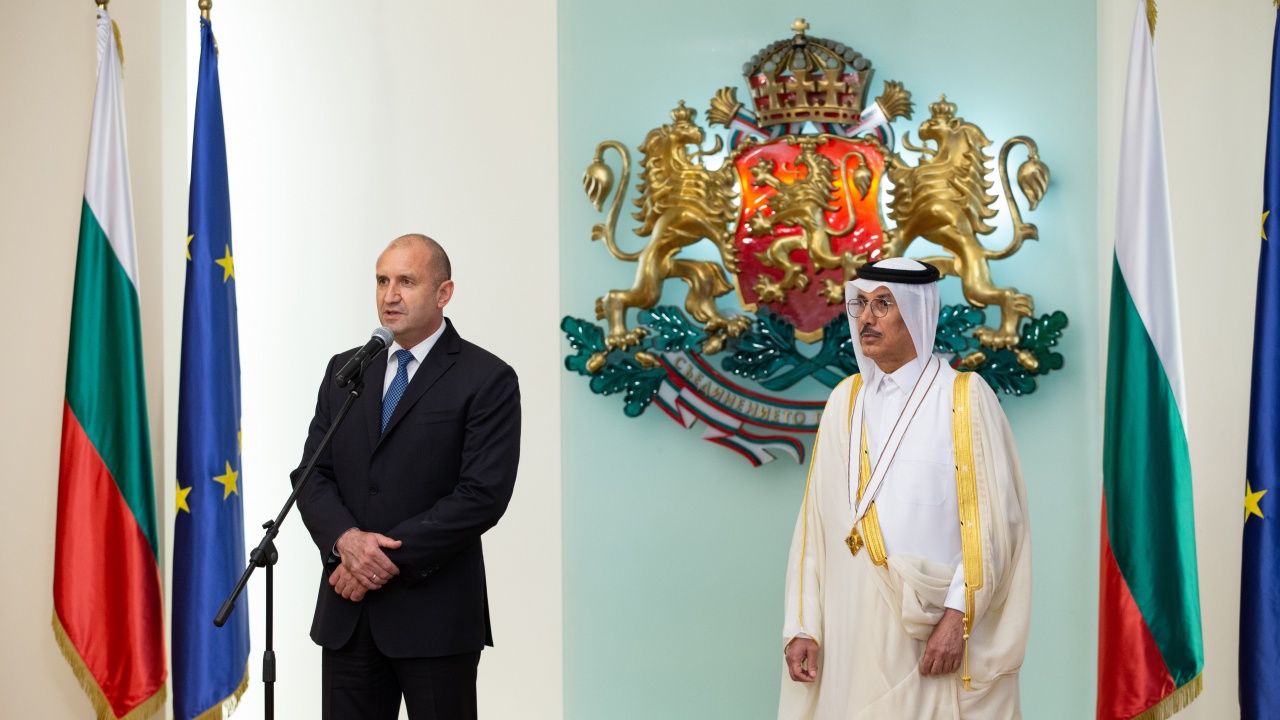 Президентът удостои с орден „Мадарски конник“ - първа степен посланика на Държавата Катар у нас Рашид бин Али Ал-Хатър   