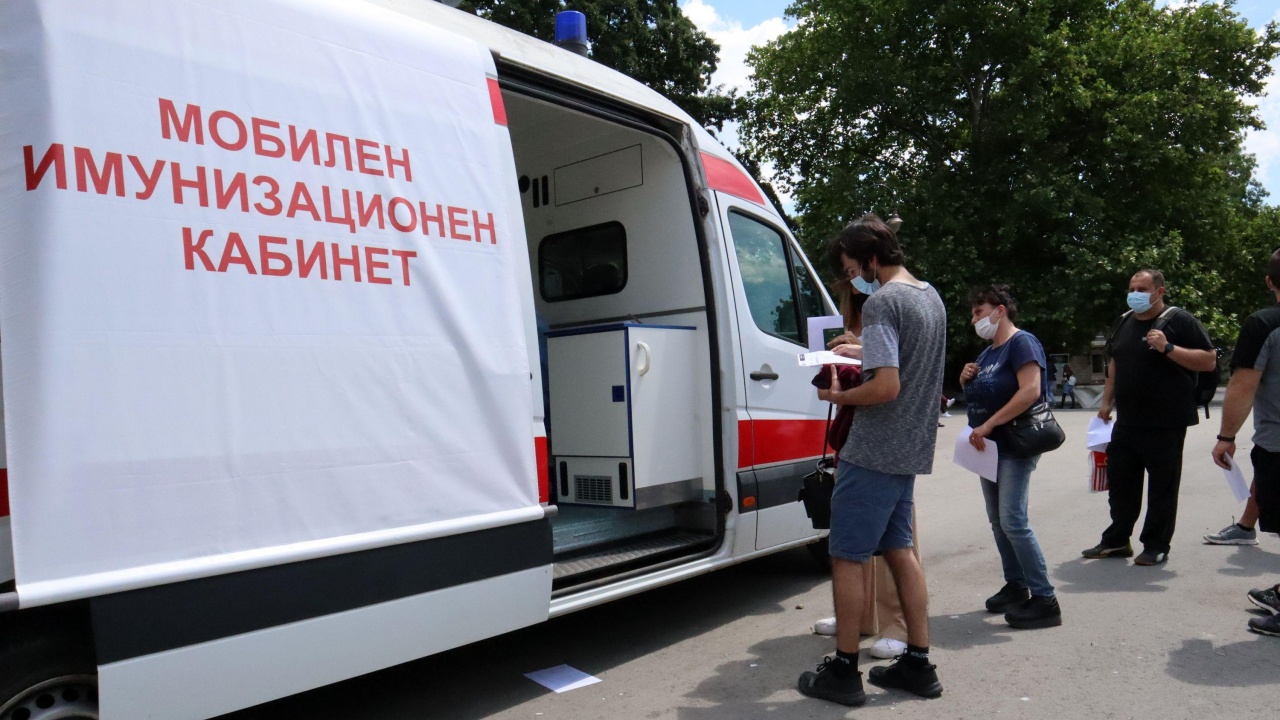 Изнесени пунктове за ваксиниране срещу COVID-19 ще има през предстоящите почивни дни