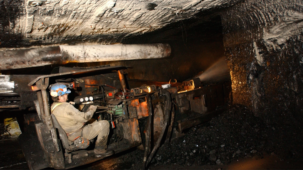 Миньор загина при взрив на метан в мина в Източна Украйна