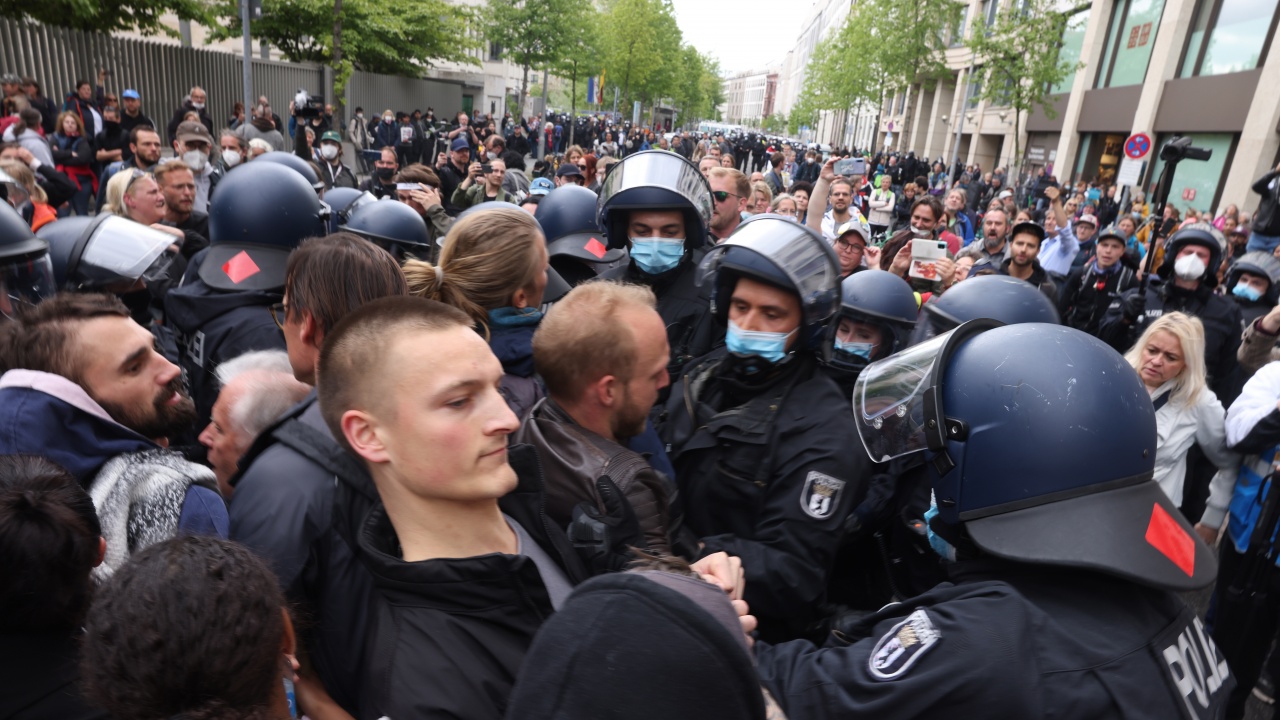Хиляди на протест в Берлин срещу коронамерките