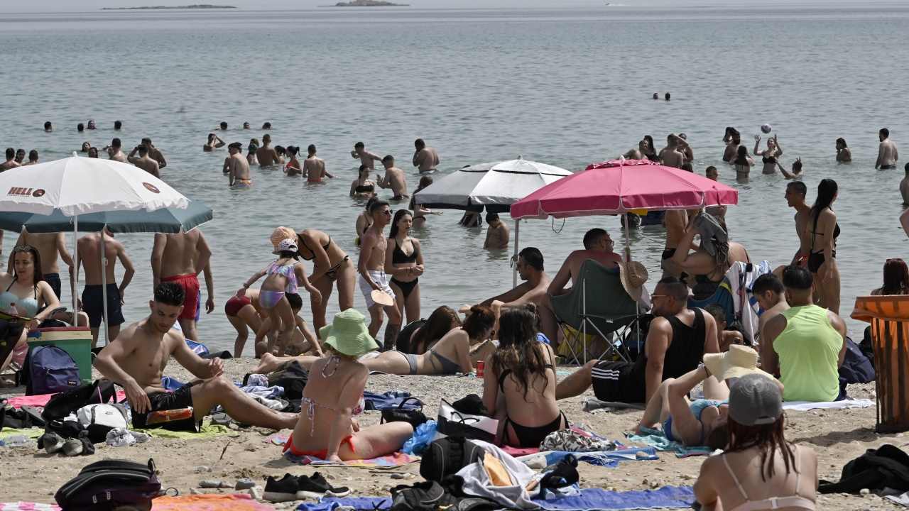 При температури от 46 градуса туристите в Гърция са на плажа от рано сутрин