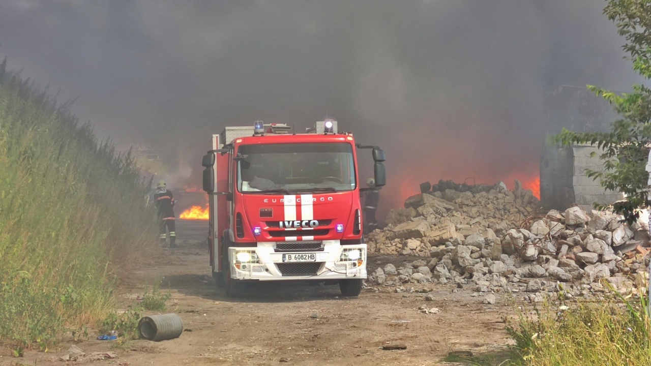 Голям пожар край Варна. Запалени гуми обгазиха близкото село