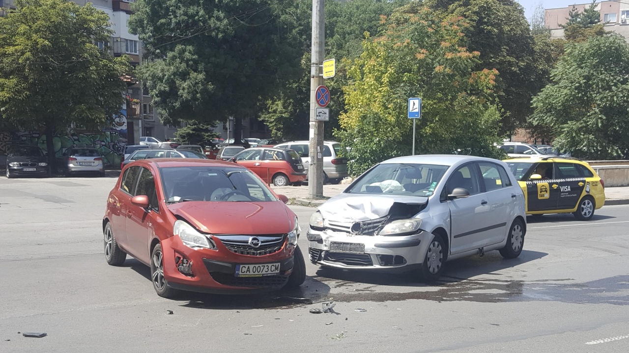Катастрофа на бул. "Петко Тодоров" затруднява движението