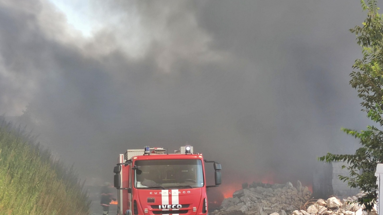 Трети ден продължава потушаването на пожар край земенското село Беренде