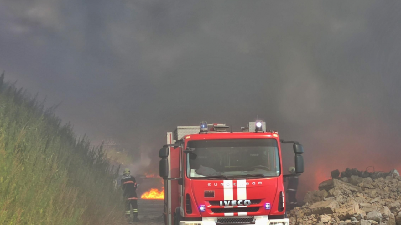 Голям пожар гори край Старосел, евакуират хора