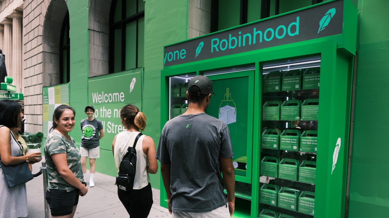 В сряда акциите на Robinhood скочиха с 50%, а богатството на Влад Тенев - с цели 1,4 млрд. долара