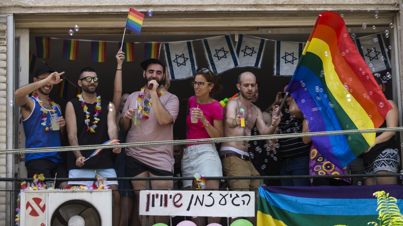 Израелски депутат обвърза новата вълна на COVID-19 с гейовете