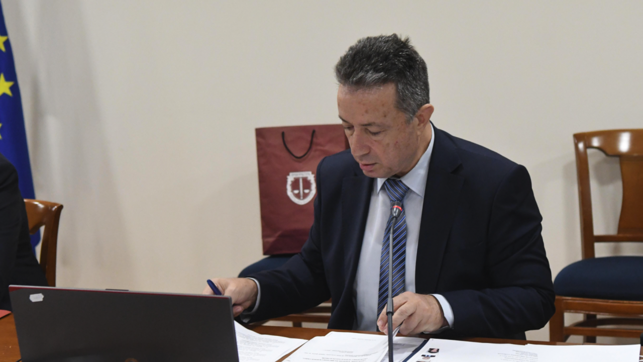 Министър Стоилов предоставя на НС пакет от законопроекти