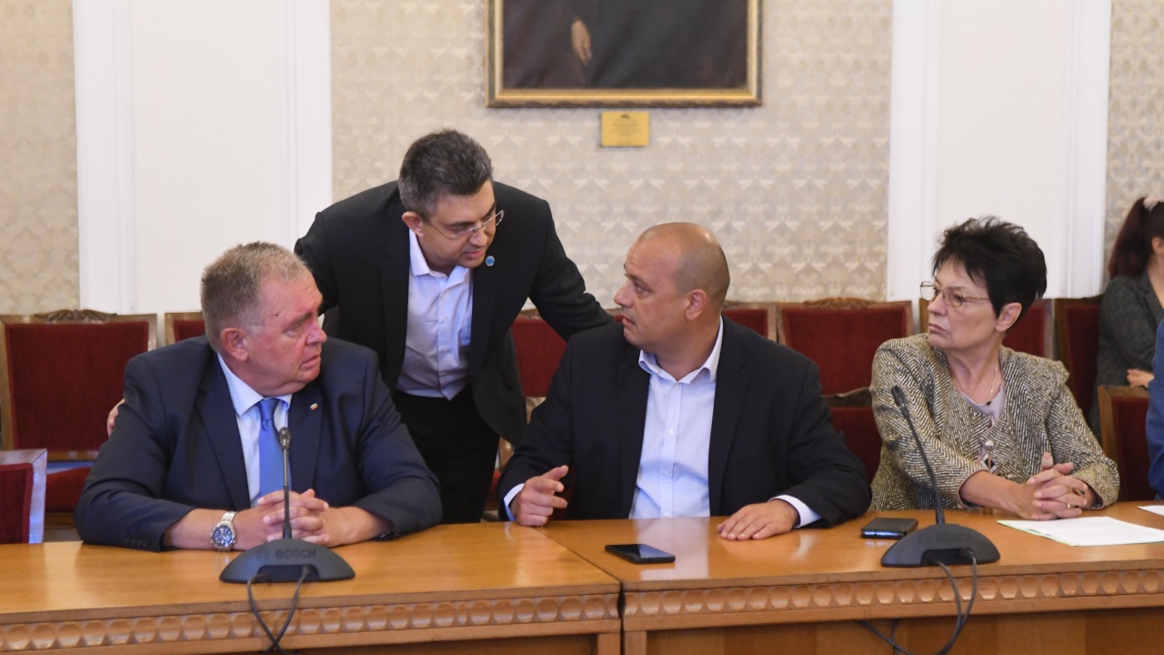 Започна срещата на експертно ниво между представителите на "Има такъв народ" и "БСП за България"