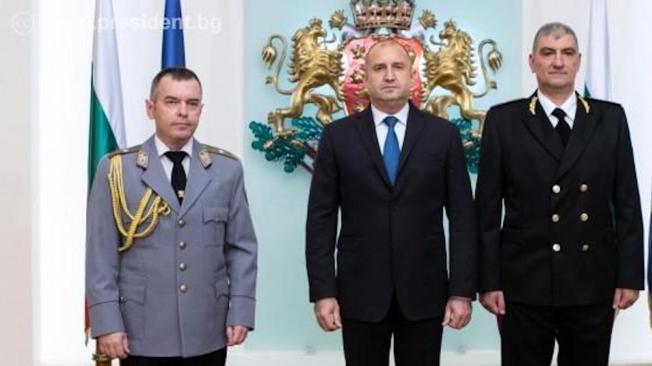 Радев удостои с пагони на "бригаден генерал" новите директори на служба "Военна полиция" и служба "Военно разузнаване"