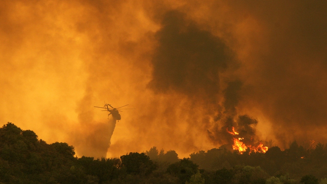 Силен вятър пречи на гасенето на пожарите в Гърция, разпалват се нови огнища