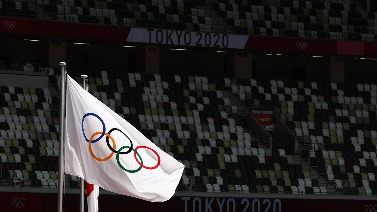 Развяват рекордно голям флаг от Айфеловата кула за Олимпиада 2024