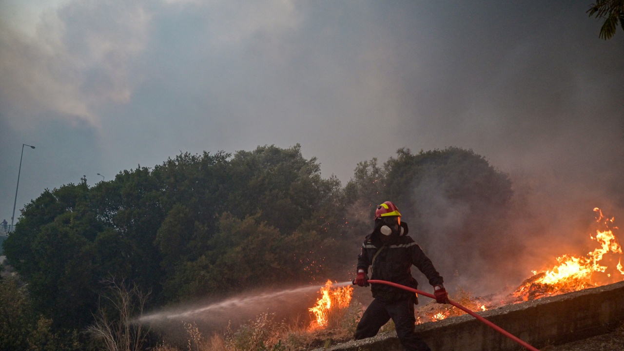 Над 100 пожарникари от Румъния се включват в борбата с огъня в Гърция
