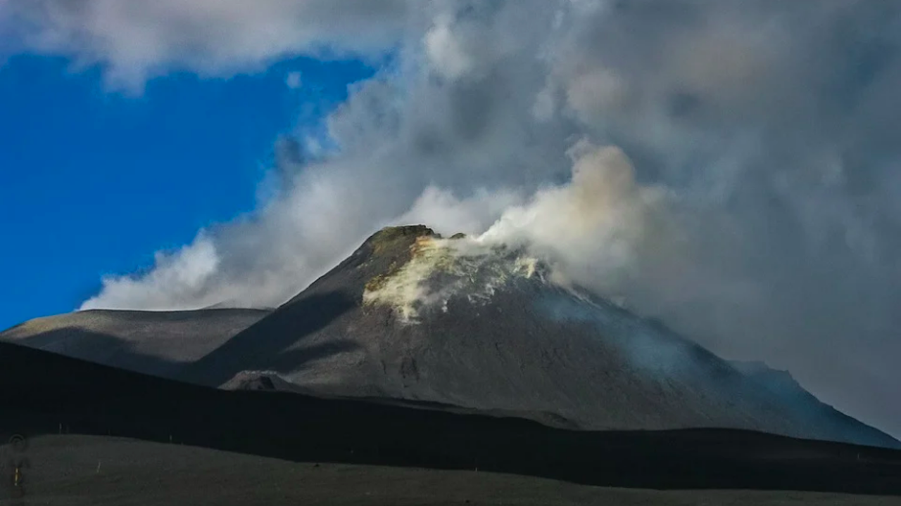 Вулканът Етна е увеличил височината си заради многобройните изригвания