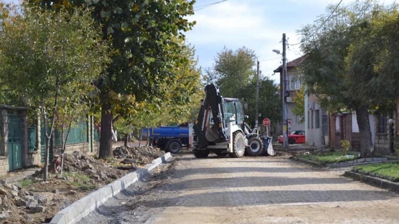 Възобновяват дейностите по ремонт и преасфалтиране на улици и междублокови пространства в Казанлък 