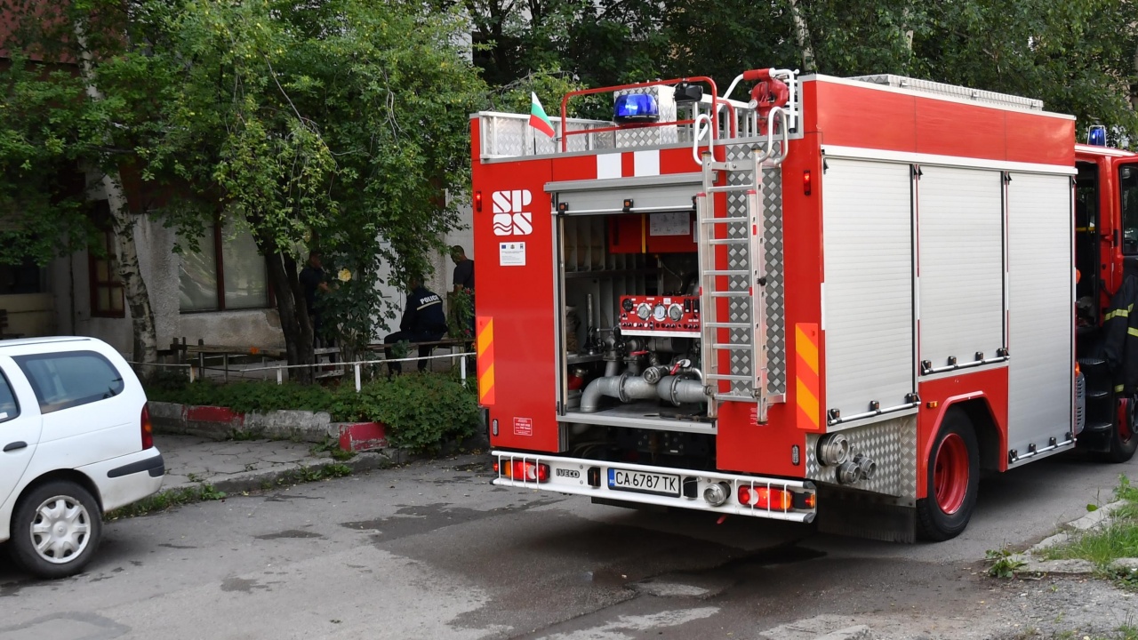 Апартамент горя в Пазарджик, евакуираха 14 възрастни и деца