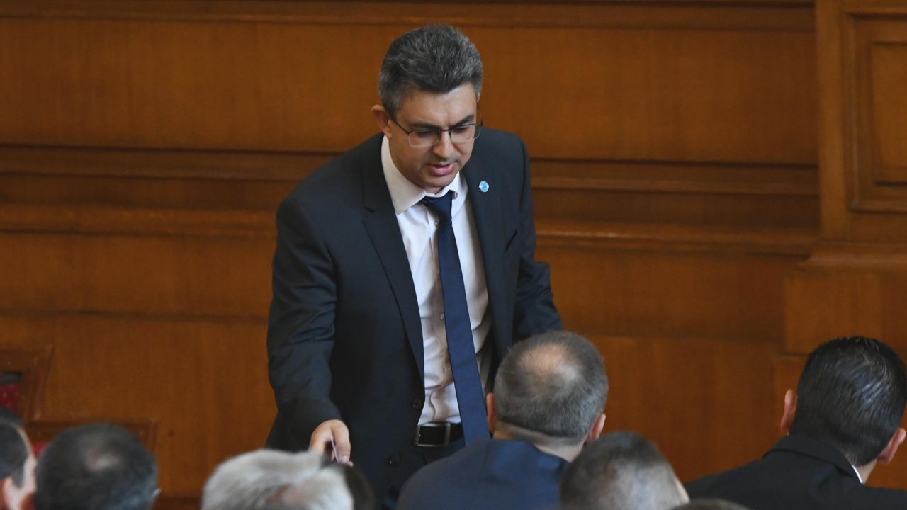 Край на драмата: Парламентът прие оттеглянето на Пламен Николов