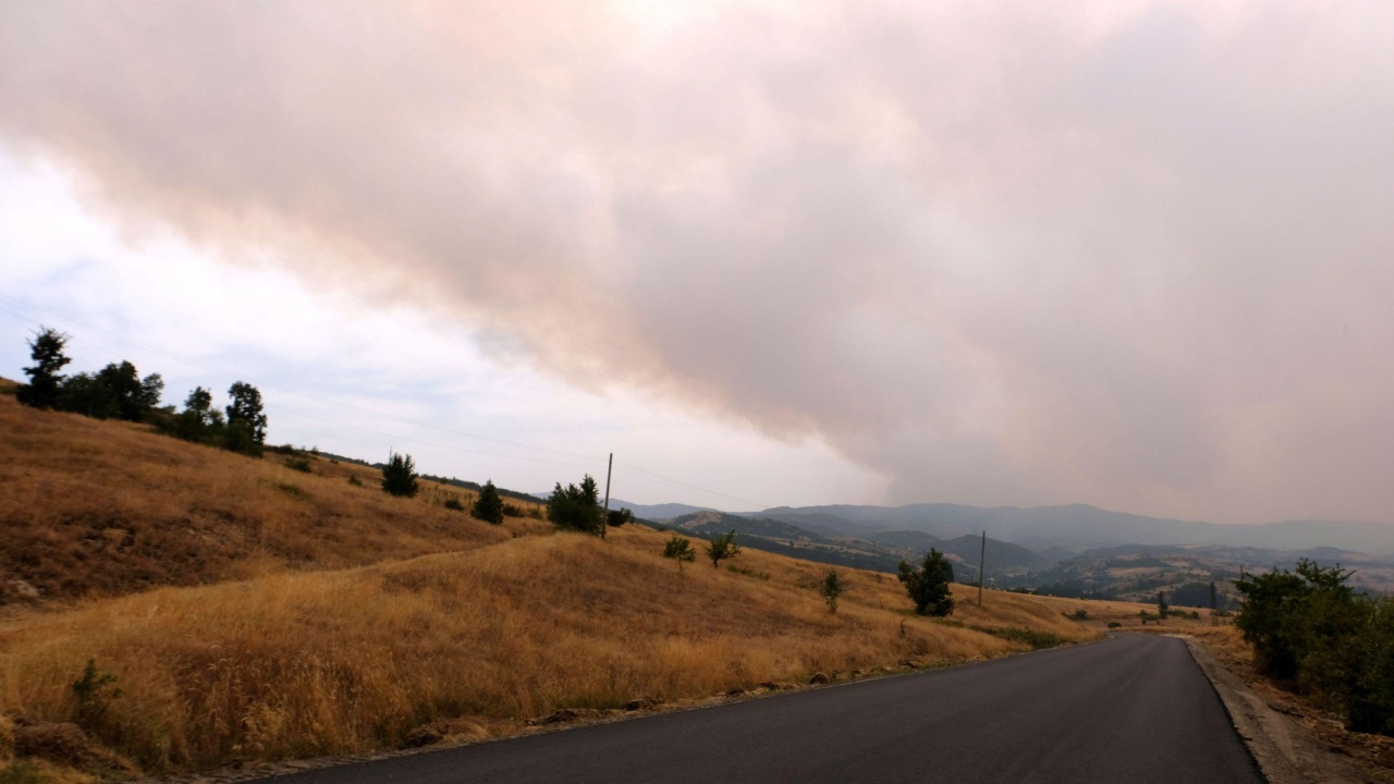 Военнослужещи и вертолет продължават да гасят големия горски пожар над село Югово