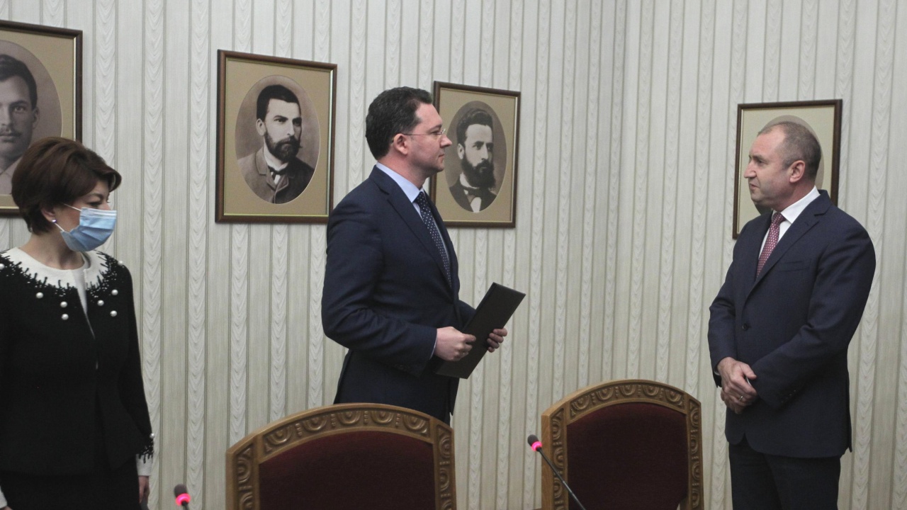 Митов намекна за импийчмънт, предупреди Радев да не нарушава Конституцията