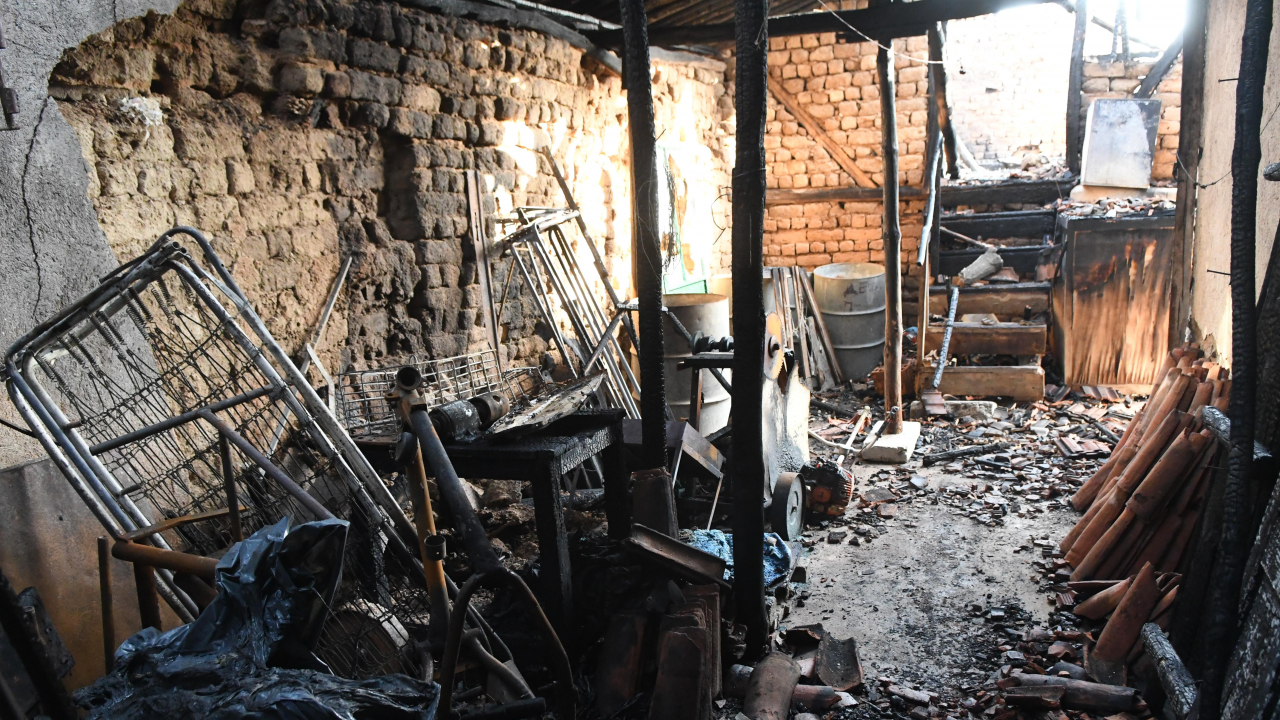 Семейства са без покрив след големия пожар в село Кръстава