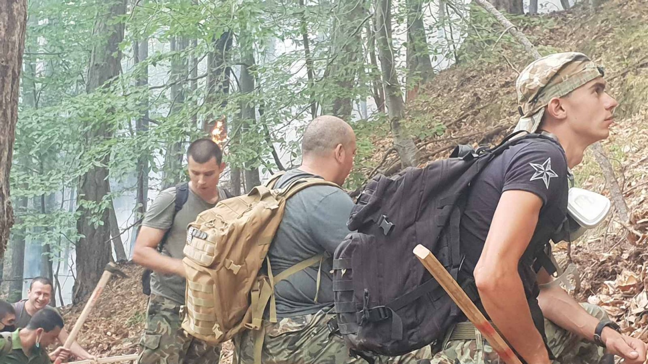 Продължава гасенето на пожара над село Югово в Родопите с участието на военнослужещи и вертолет на ВВС