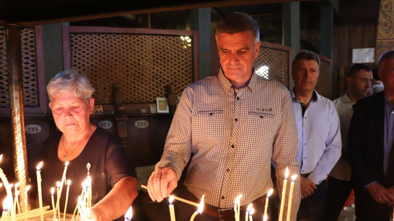 Премиерът Янев запали свещ в църквата в Банско