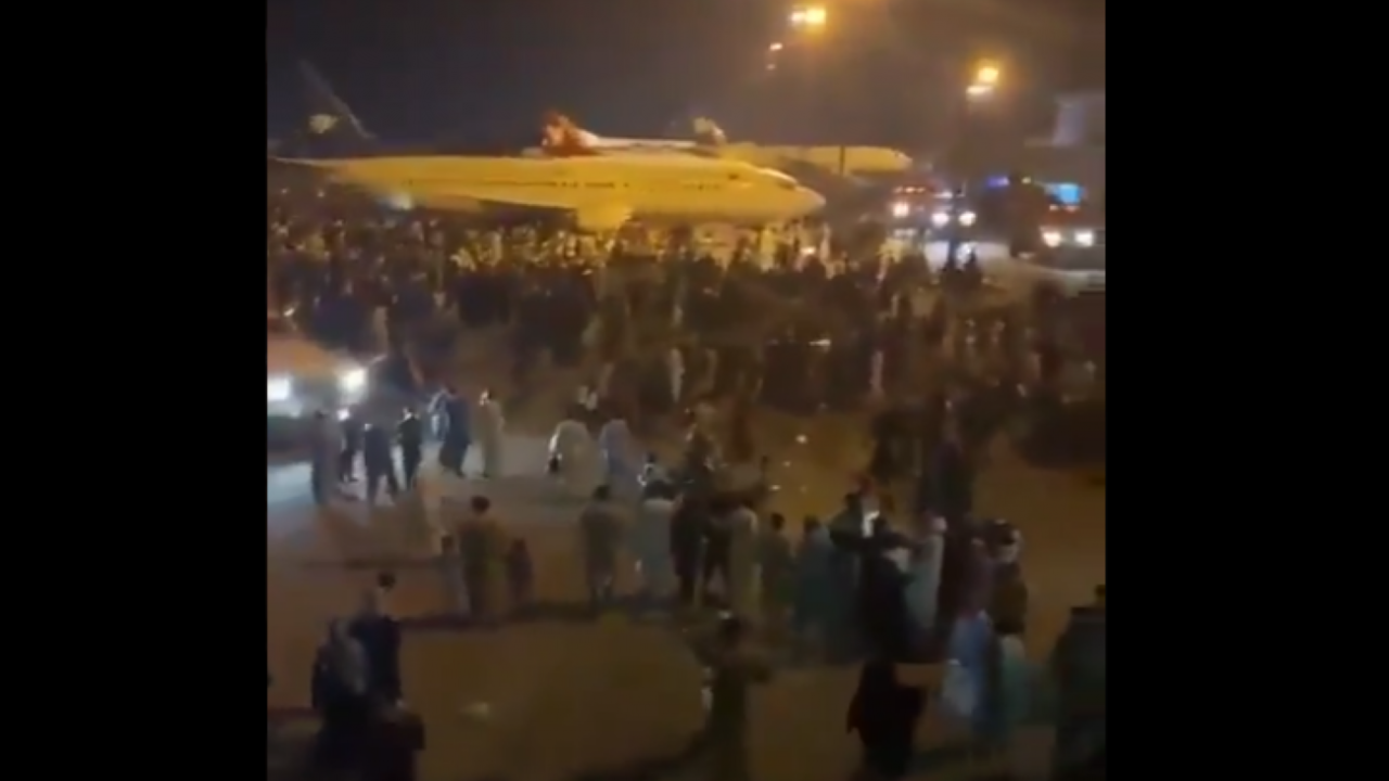 Хаос на летището в Кабул