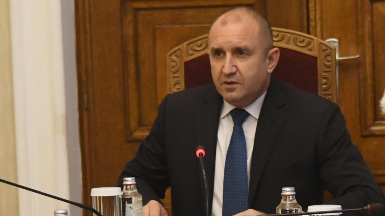 Радев кани утре парламентарните формации на консултации?